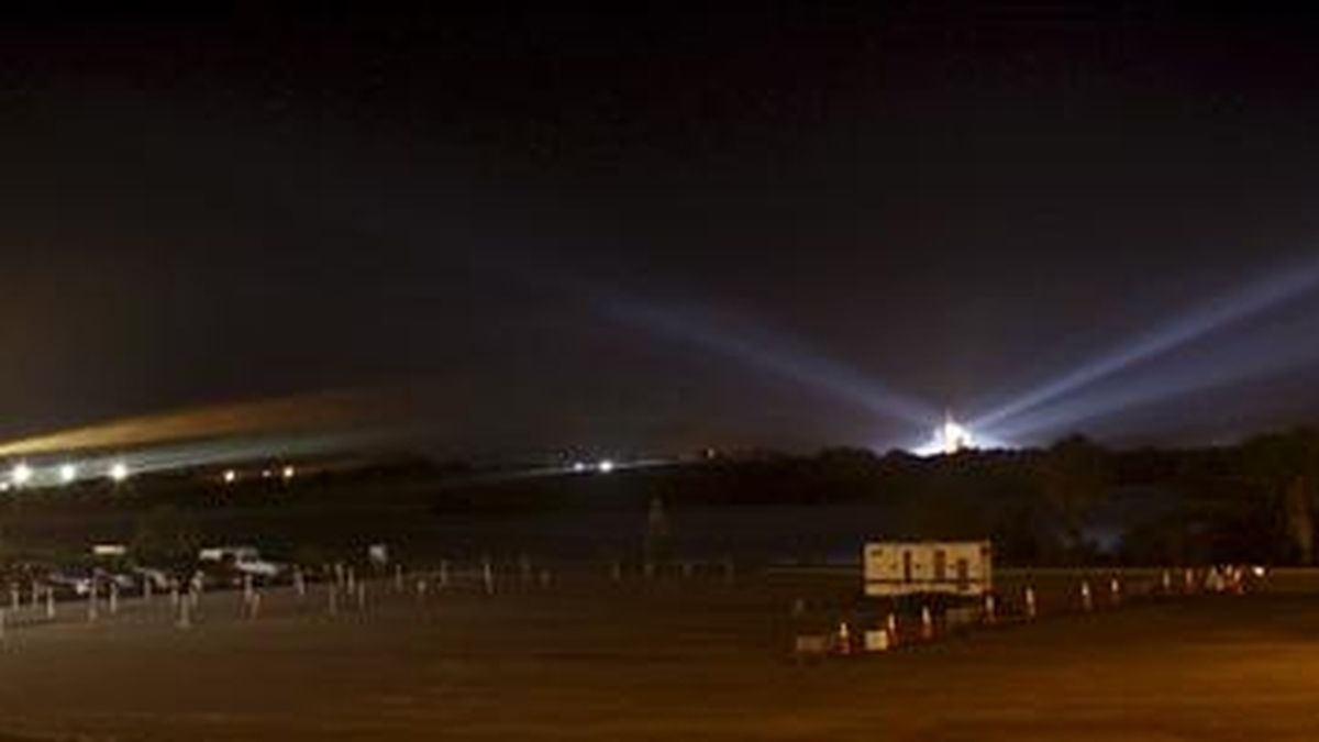 El transbordador Endeavour permanece en la plataforma de lanzamiento 39-A del Centro Espacial Kennedy, en Cabo Cañaveral, Florida (Estados Unidos), luego de que la NASA suspendió su lanzamiento, previsto para hoy. EFE