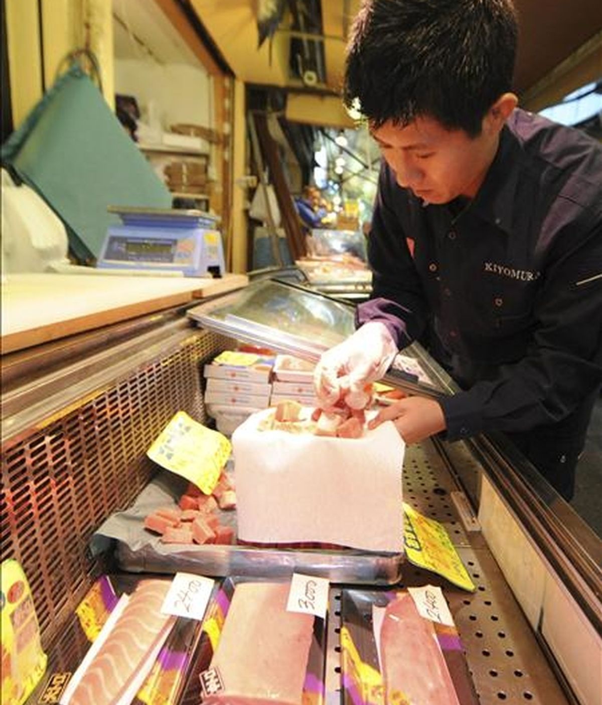 Un pescadero japonés preparando atún para su venta en el mercado de pescado Tsukiji de Tokio. EFE/Archivo