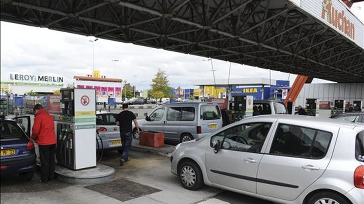 Varias personas repostan ayer en una gasolinera de Burdeos, Francia. EFE