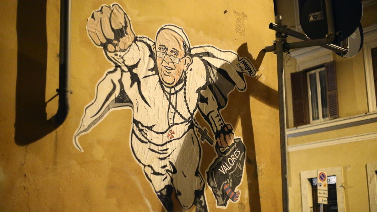 El Papa Francisco aparece retratado como supermán en los muros de Roma