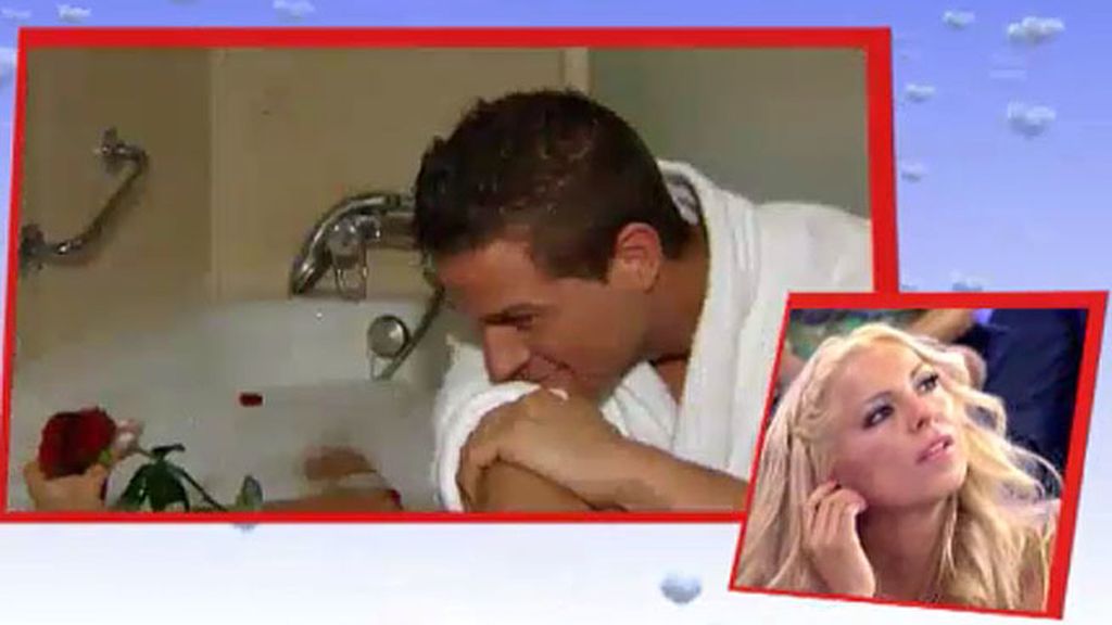 Un bonito baño con pétalos y espuma