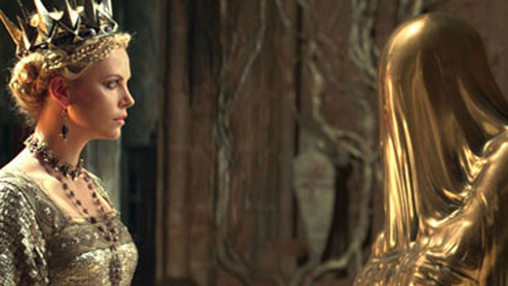 Charlize Theron es la reina Ravena, la malvada madrastra Charlize Theron es la reina Ravena, la malvada madrastra