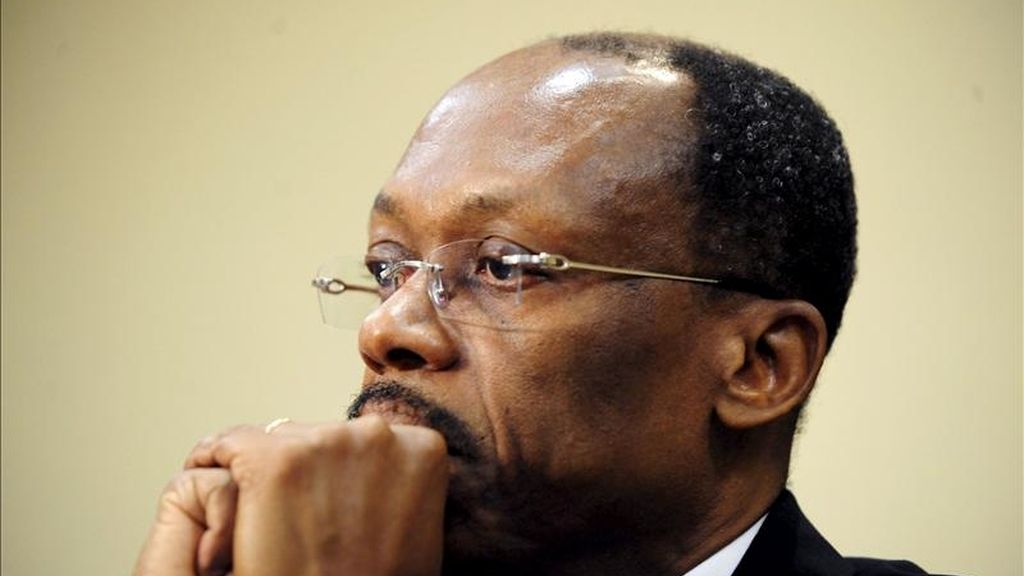 Aristide, en una carta fechada ayer 19 de enero y difundida por el Ministerio de Asuntos Exteriores de Sudáfrica, donde está exiliado desde 2004, expresó su deseo de regresar a Haití para ayudar a sus compatriotas. EFE/Archivo Aristide, en una carta fechada ayer 19 de enero y difundida por el Ministerio de Asuntos Exteriores de Sudáfrica, donde está exiliado desde 2004, expresó su deseo de regresar a Haití para ayudar a sus compatriotas. EFE/Archivo
