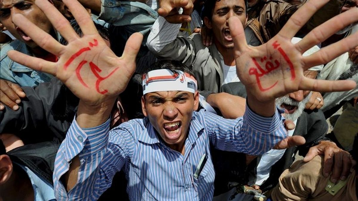 Un simpatizante de la oposición muestra unas inscripciones escritas en sus manos, en las que se lee "Váyase", durante una protesta en exigencia de la salida presidente yemení, Alí Abdalá Saleh, hoy en Saná. EFE