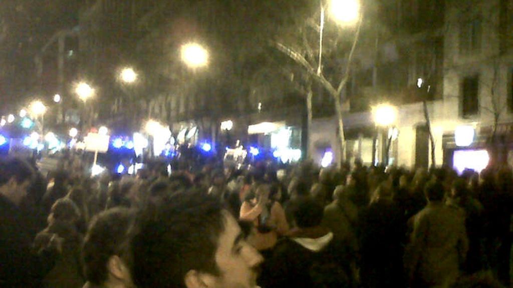 Manifestantes protestan ante la sede del PP por las informaciones sobre los sobresueldos