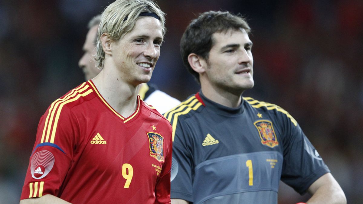 Torres y Casillas sonríen tras el partido amistoso contra Corea del Sur