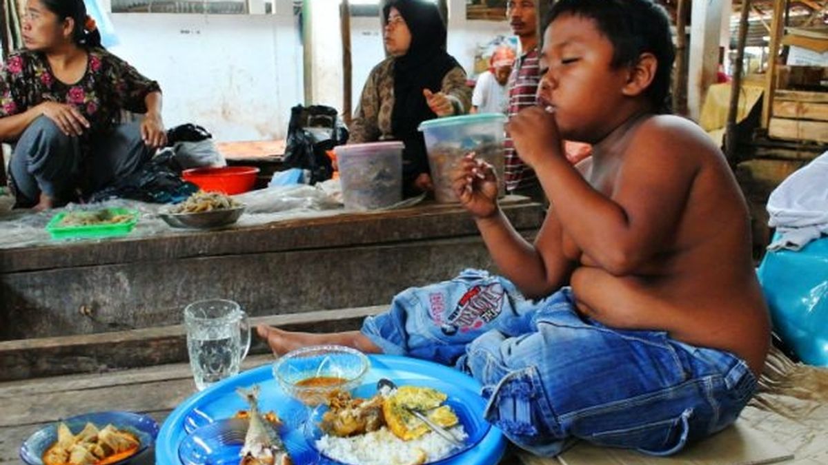 Aldi Rizal, el niño indonesio de cinco años obsesionado por la comida tras abandonar el vicio del tabaco