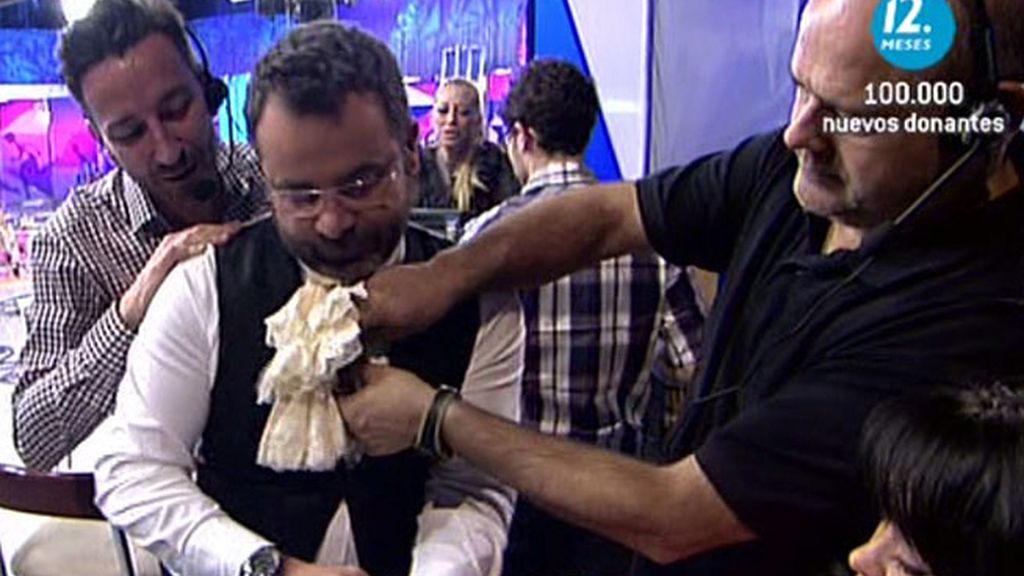 El presentador cambia la americana por el uniforme