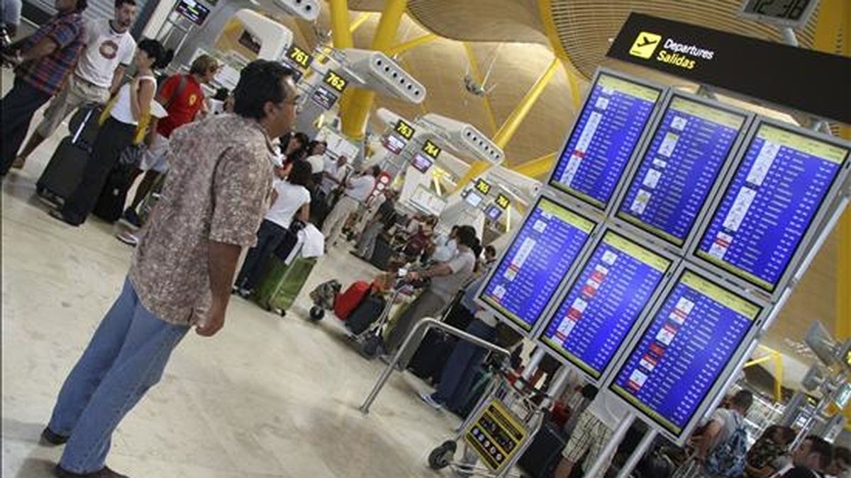 Un pasajero observa las pantallas con las salidas programadas en el aeropuerto de Madrid-Barajas. EFE/Archivo