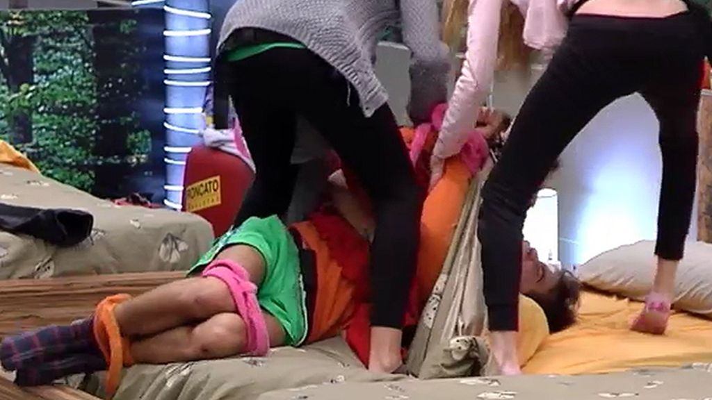 Le han llenado la cara de corazones pintados