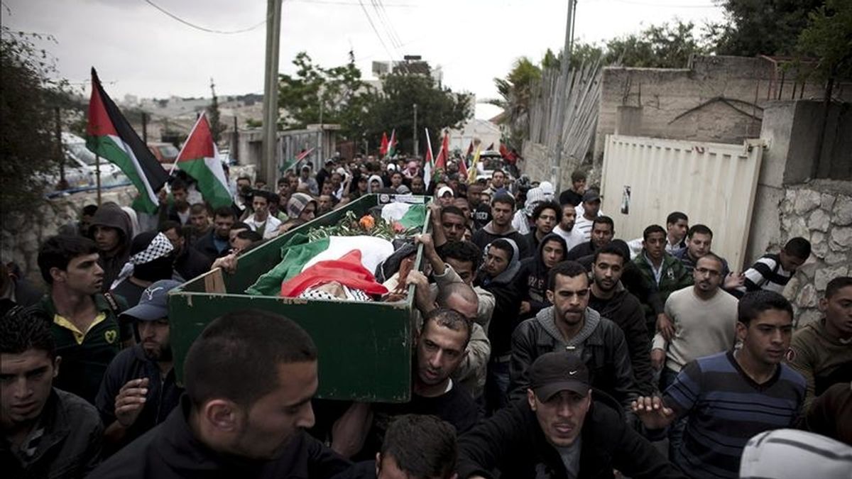 Cientos de palestinos asisten al funeral del joven Milad Said Ayyash, de 16 años, muerto por los presuntos disparos de un colono judío, hoy en Jerusalén. La muerte de un adolescente palestino en Jerusalén Este por los presuntos disparos de un colono judío, ha disparado la tensión en la región en la víspera del Día de la Nakba, la principal jornada de conmemoración en Oriente Medio. EFE