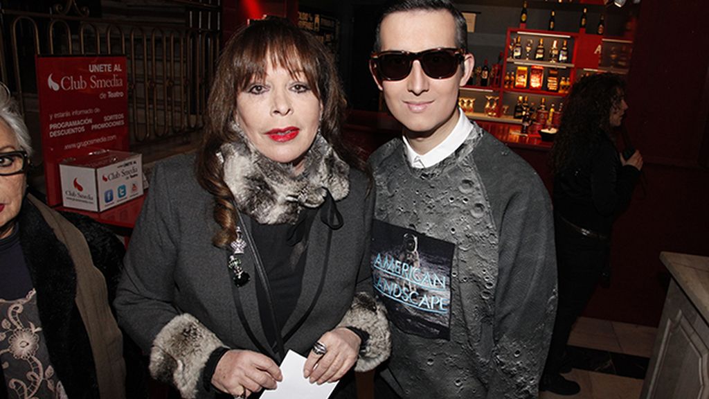 Disfrutando del concierto al lado de Massiel. Mi sudadera es de Ana Locking.