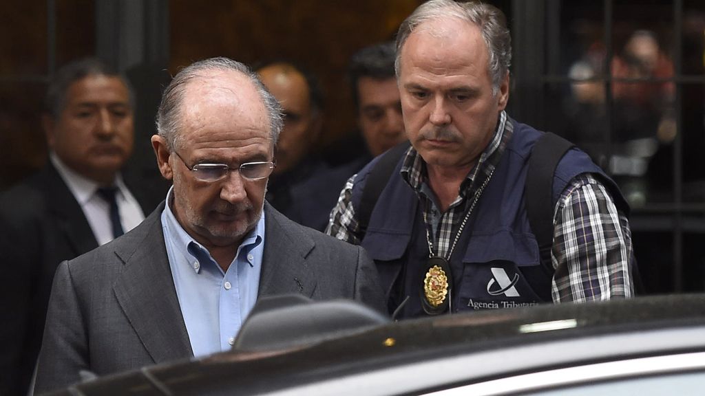 Rodrigo rato saliendo detenido de su vivienda de Madrid