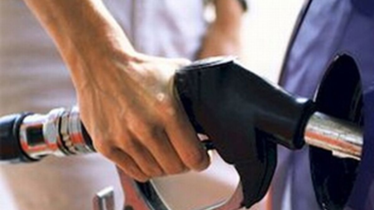 Pese a la última subida, poner gasolina en 2009 cuesta 9,4 euros más barato que en 2008. Vídeo: Informativos Telecinco