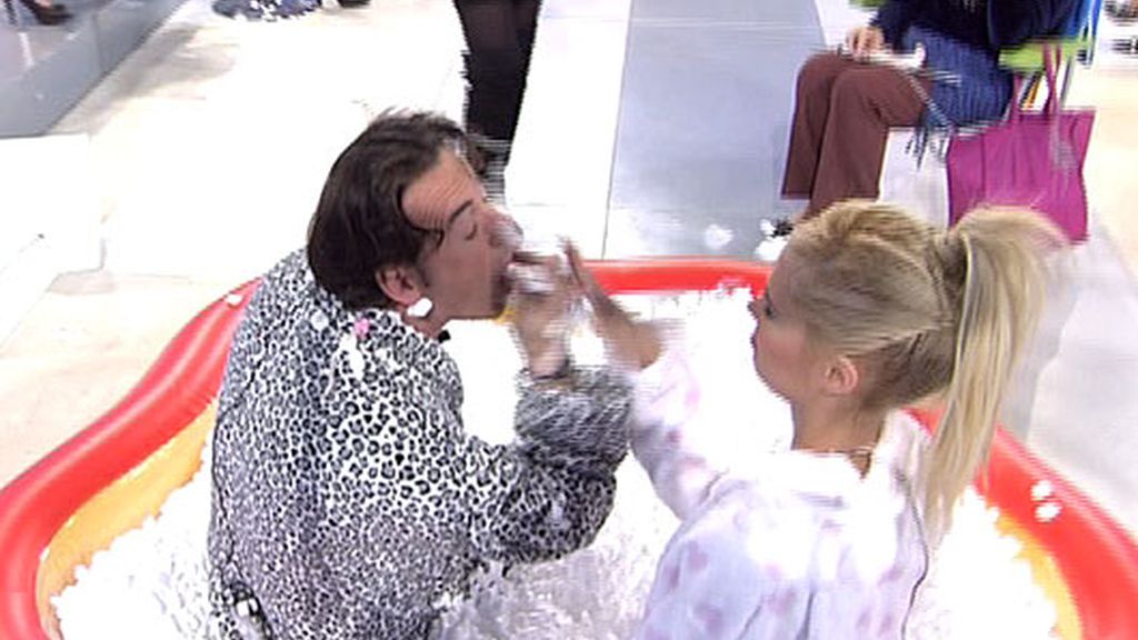 Pipi y Miriam, morreos en el jacuzzi