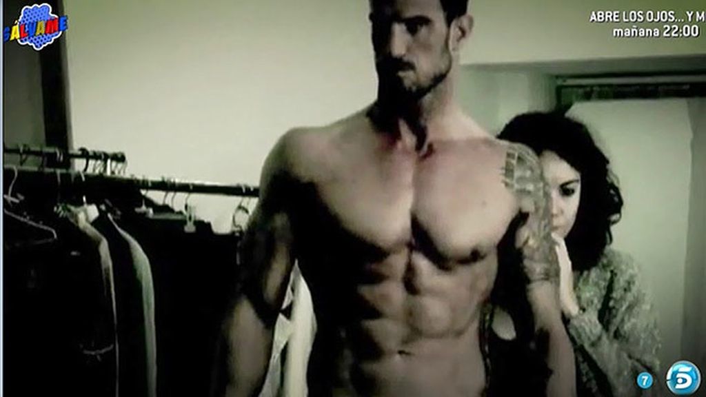 Así de sugerente posa el modelo para la portada de la revista Hunter