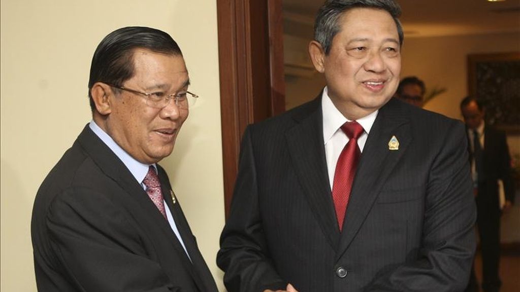 El presidente de Indonesia Susilo Bambang Yudhoyono (d), choca sus manos con el primer ministro de Camboya, Hun Sen (i), antes de su reunión trilateral con el primer ministro de Tailandia, Abhisit Vejjajiva este domingo 8 de mayo de 2011, en el marco de la décimo octava cumbre de la Asociación de Naciones del Sudeste Asiático (ASEAN), que se lleva a cabo en el Centro de Convenciones de Yakarta, Indonesia. EFE