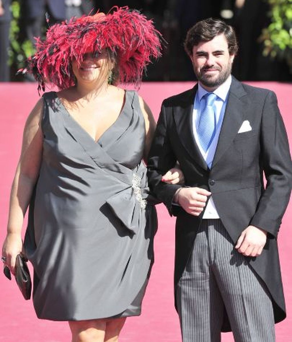 Caritina Goyanes, lazo y pamela de plumas