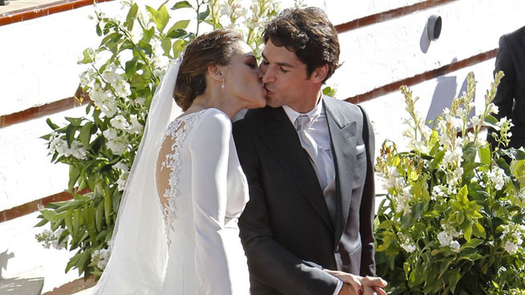 Sonrisas, besos, abrazos... así han sido los gestos de complicidad entre Cayetano y Eva