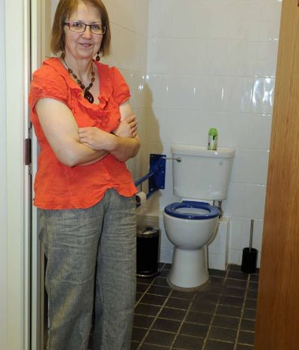 Adelgaza 70 kilos para caber en los baños públicos