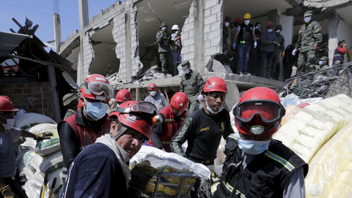 Ecuador eleva a 443 muertos y 231 desaparecidos el balance por el terremoto