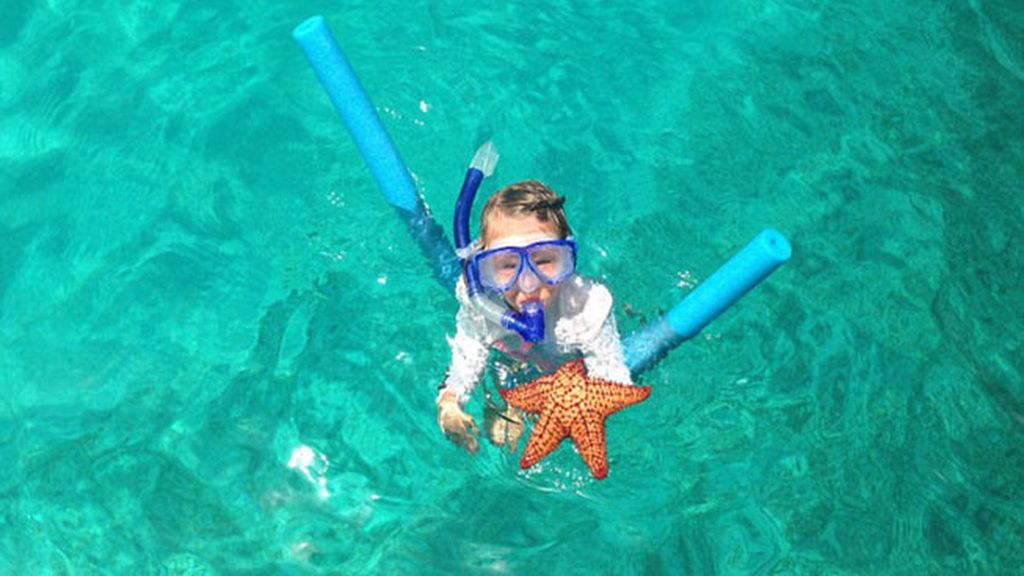 Una pareja canadiense, Genevieve y Eben,  viaja con sus hijas