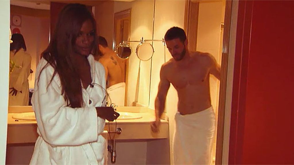 Liz y Leo se dan una ducha juntos