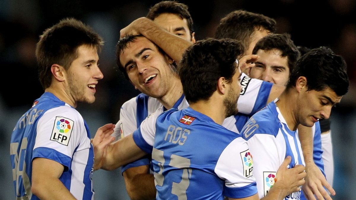 El defensa de la Real Sociedad Mikel González (c) celebra con sus compañeros el gol marcado al Racing de Santander