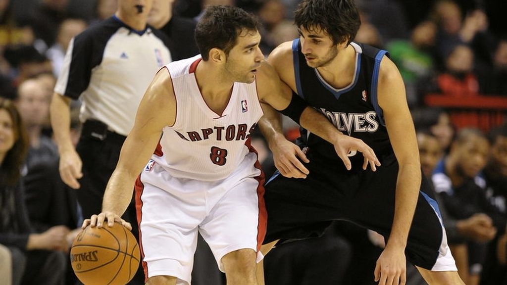 Jose Calderón, de los Toronto Raptors, en acción ante la defensa de Ricky Rubio.EFE