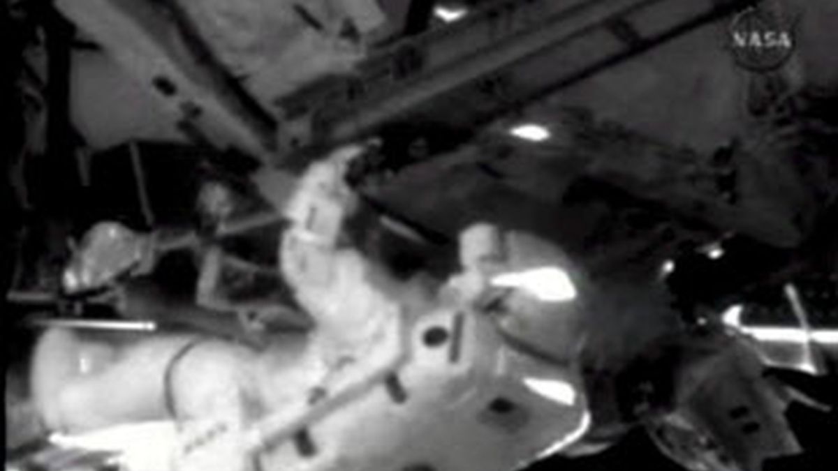 Fotografía facilitada por la NASA que muestra al astronauta Mike Fossum trabajando afuera de la Estación Espacial Internacional (EEI). Foto: EFE.