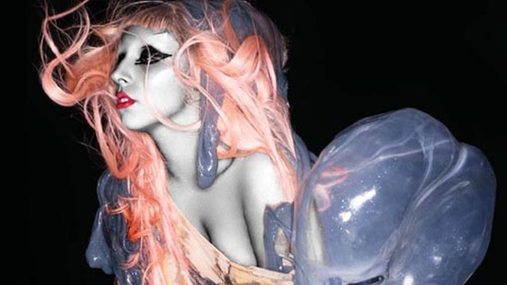 Lady Gaga vuelve a lucir trasero
