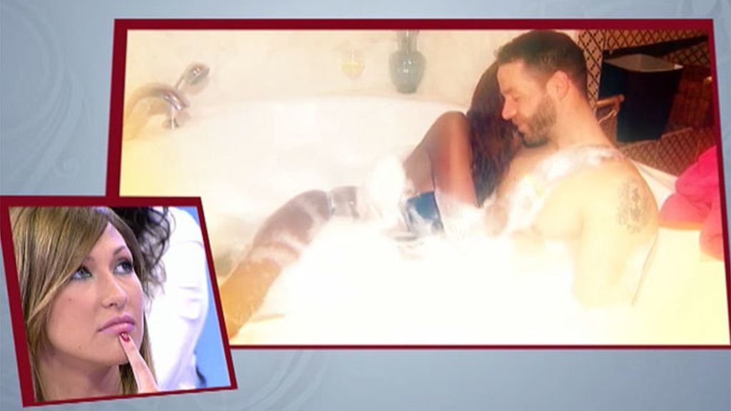 Leo y Liz se deleitan con caricias y besos en el jacuzzi