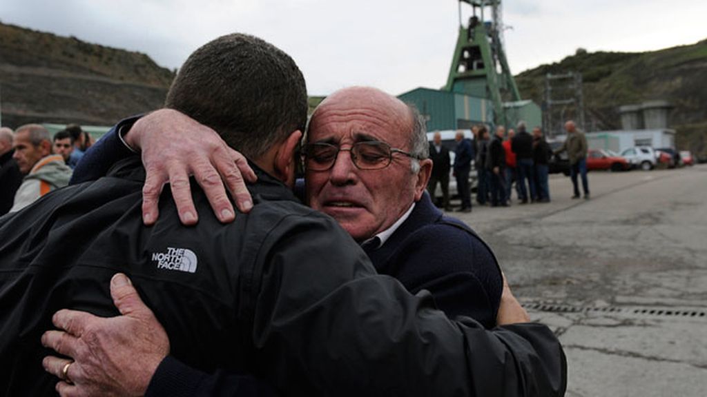 Familiares y amigos de los mineros muertos en Pola de Gordón, desolados