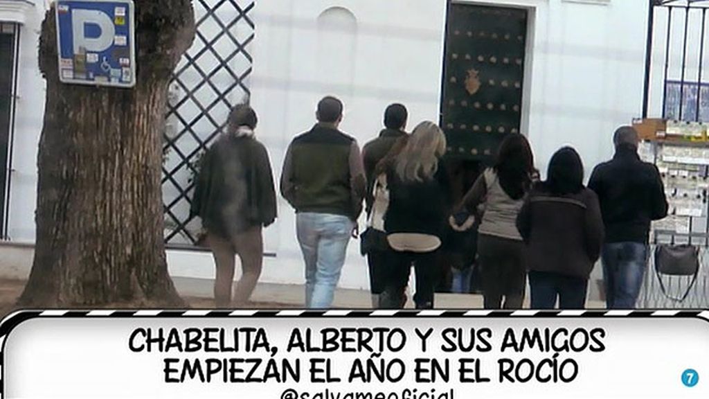La pareja, sonriente  y cómplice junto a unos amigos