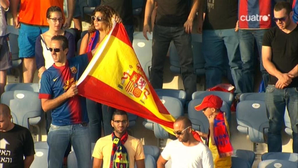Aficionados españoles animando a la selección ante Holanda