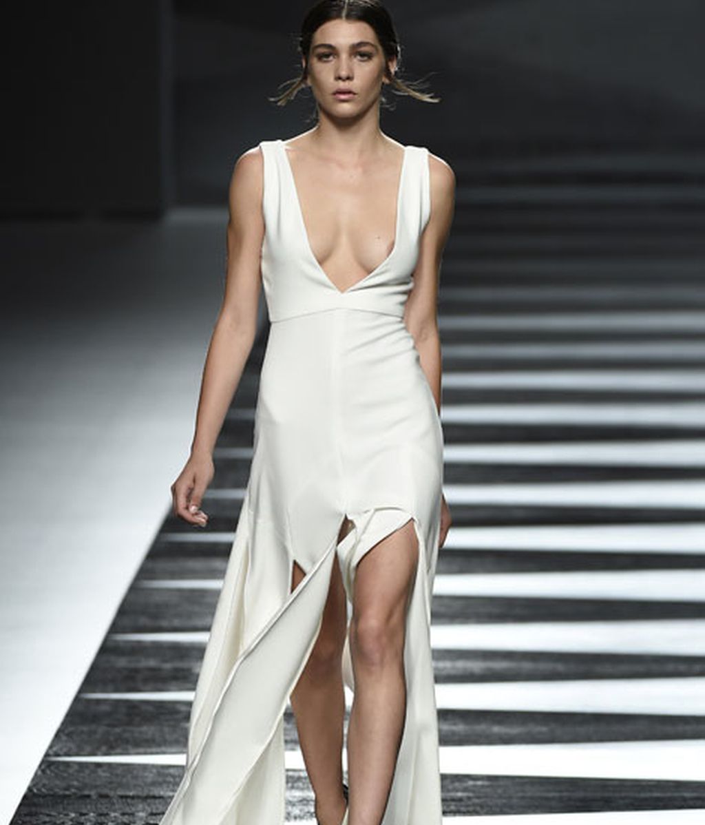 Elegantes y sorprendentes geometrías de color en el desfile de Juanjo Oliva