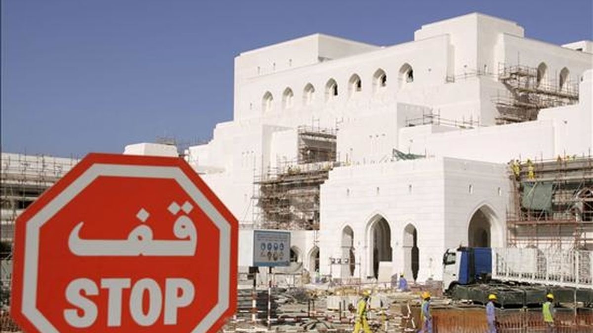 Las autoridades omaníes están completando la construcción de la Casa Real de la Opera de Omán, un gran complejo musical y artístico de 80.000 metros cuadrados situado en el norte de Mascate, que aspira a convertirse en un gran hito cultural del país y en un referente arquitectónico de la región. EFE