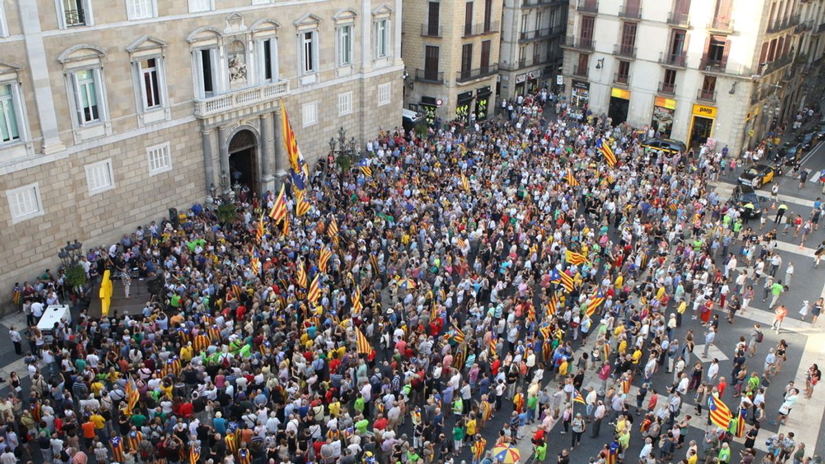Un millar de personas se concentran ante la Generalitat en apoyo del 27S