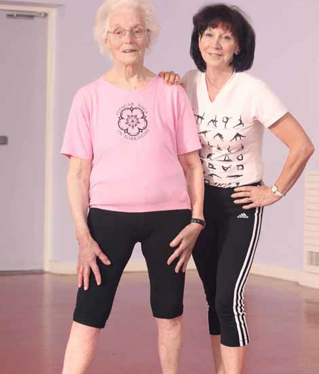 Una mujer con 98 años está completamente sana gracias a las clases de yoga