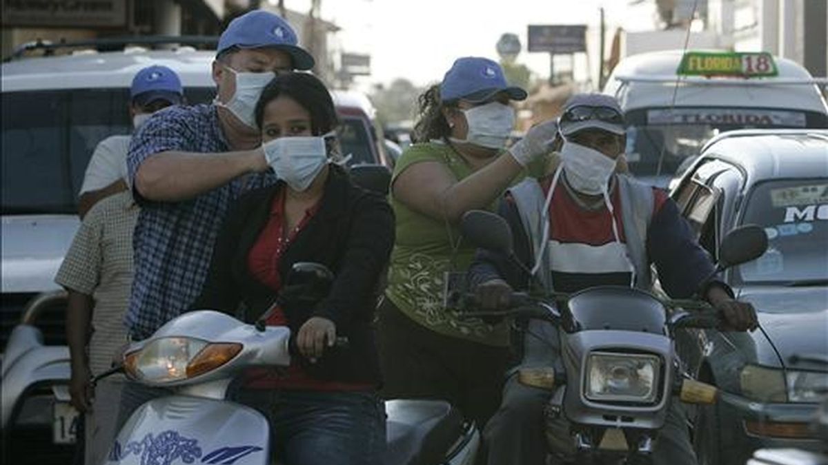 Funcionarios de Salud distribuyen tapabocas a los residentes de la ciudad de Montero (Bolivia) como medida preventiva contra la gripe A. EFE/Archivo