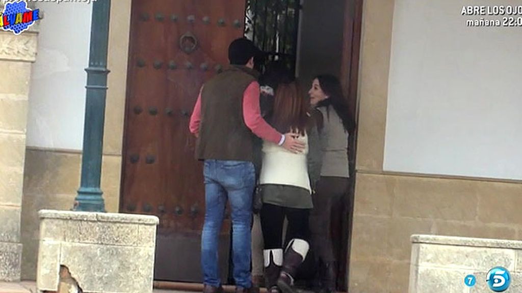 La pareja, sonriente  y cómplice junto a unos amigos