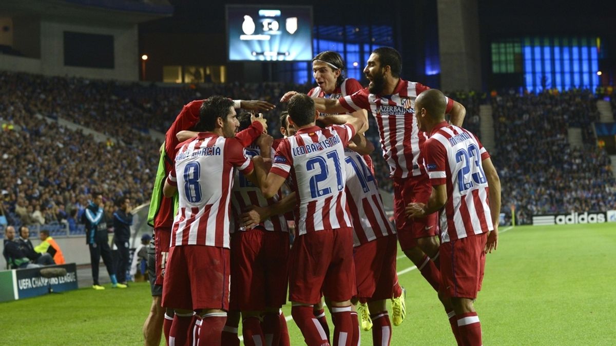 Los jugadores del Atlético de madrid celebran el gol de Godín al Oporto en Champions