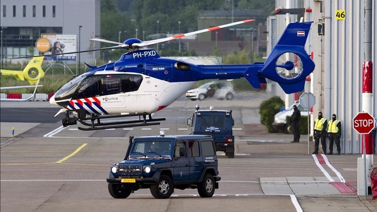 Un helicóptero trasnportó al exgeneral serbobosnio Ratko Mladic del aeropuerto de La Haya hacia la prisión Scheveningen, Holanda. Vídeo: Informativos Telecinco
