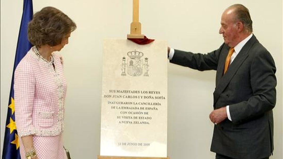 Los Reyes de España descubrieron una placa conmemorativa de la inauguración de la sede de la Cancillería de la Embajada de España en Nueva Zelanda. EFE
