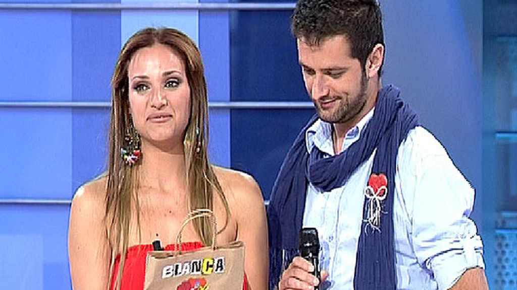 Blanca se sienta en el trono