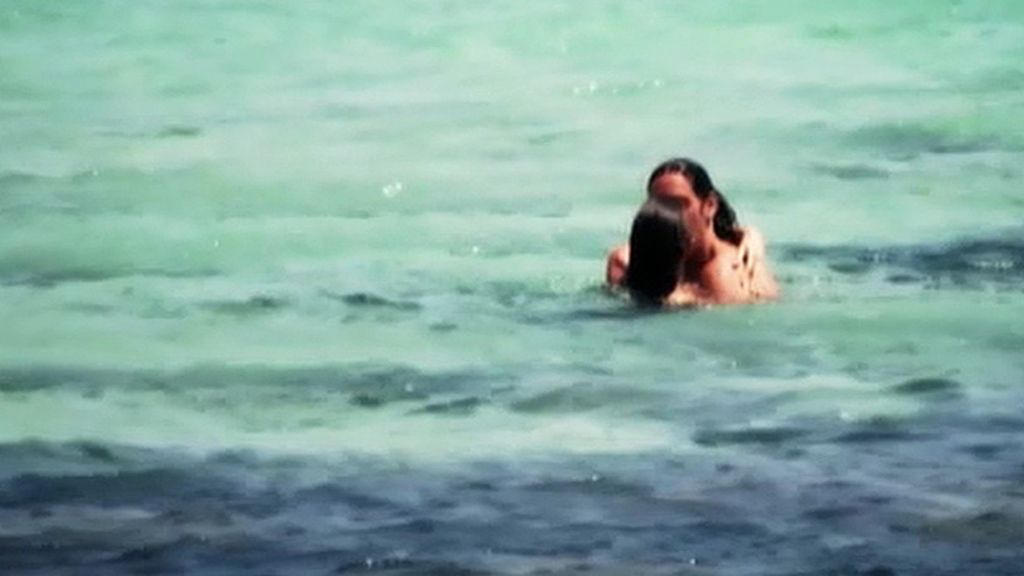 La presentadora y su pareja disfrutan del sol entre besos y abrazos