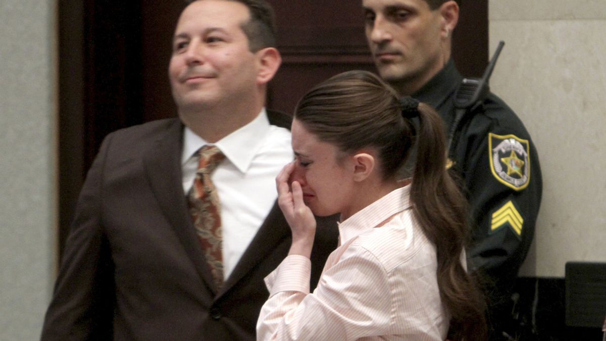 Casey Anthony con su abogado tras conocer el fallo del jurado. Foto: Reuters