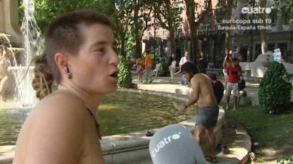 Los indignados se bañan desnudos en las fuentes de Madrid