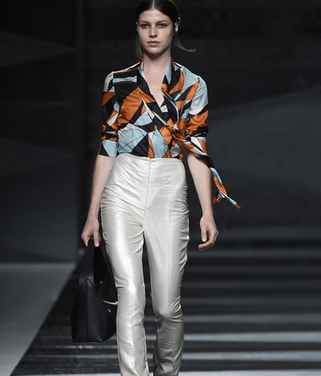 Elegantes y sorprendentes geometrías de color en el desfile de Juanjo Oliva
