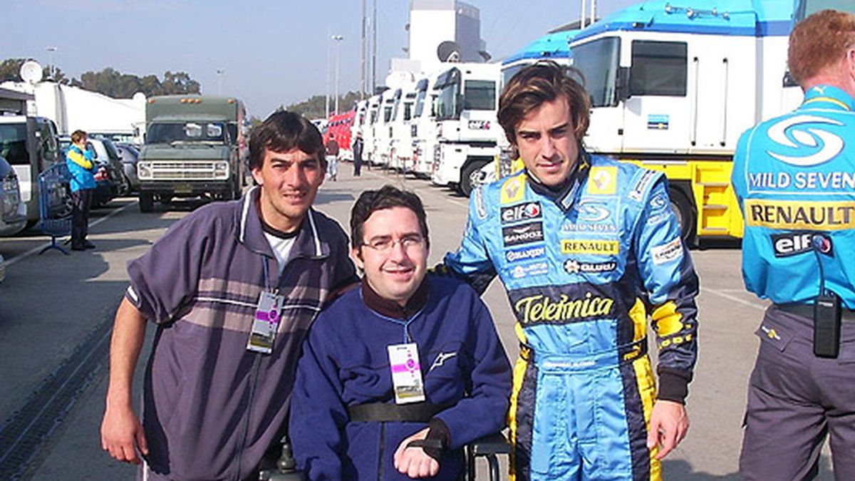 Fran, gran aficionado a la Fórmula 1, posa con Fernando Alonso y un amigo en Jerez.